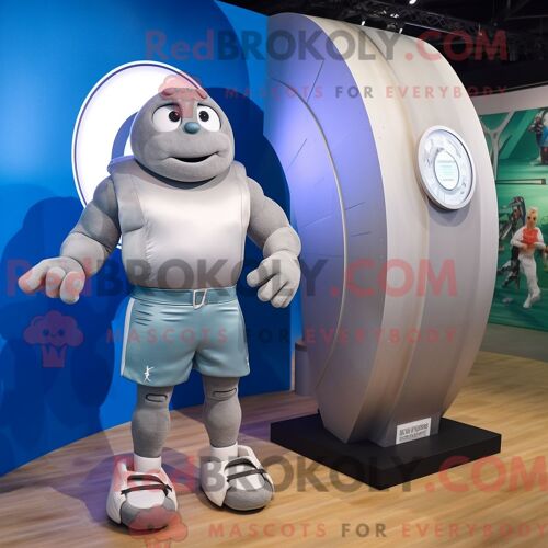 Personnage De Costume De Mascotte Redbrokoly De Boulet De Canon Humain Argenté Habillé Avec Un Short Et Des Montres