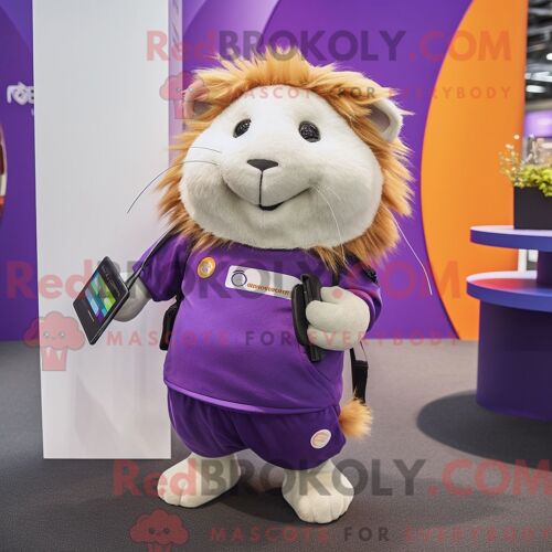 Costume De Mascotte Redbrokoly De Cochon D Inde Violet Habillé D Un Short De Course Et De Portefeuilles