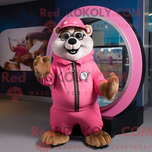 Costume Mascotte Redbrokoly De Marmotte Rose Personnage Habillé Avec Un Col Roulé Et Des Anneaux
