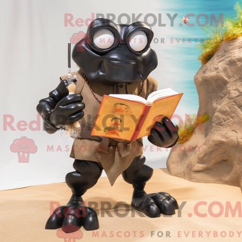 Costume De Mascotte Redbrokoly De Crabe Ermite Noir Habillé D Un Pantalon Cargo Et De Lunettes De Lecture