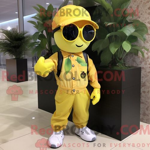Costume De Mascotte Redbrokoly De Pomme Jaune Citron Habillé Avec Une Salopette Et Des Lunettes De Soleil