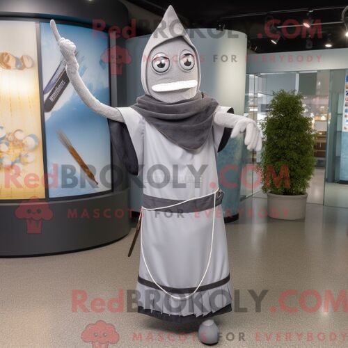 Personnage De Costume De Mascotte Redbrokoly De Lanceur De Couteaux Gris Habillé Avec Une Robe Et Des Épingles De Châle
