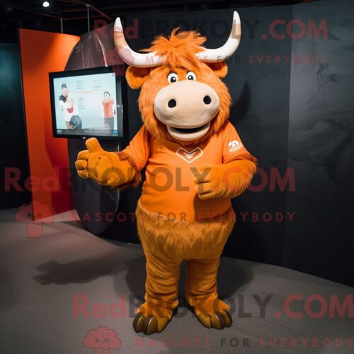 Costume Mascotte Redbrokoly De Yak Orange Habillé Avec Un Polo Et Des Gants