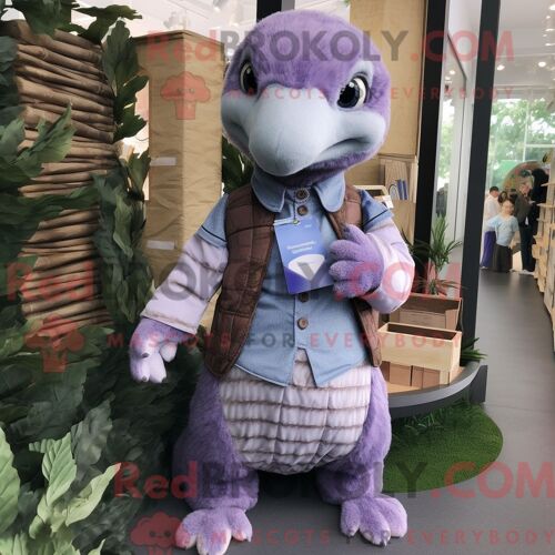 Costume Mascotte Redbrokoly De Yak Orange Habillé Avec Un Polo Et Des Gants