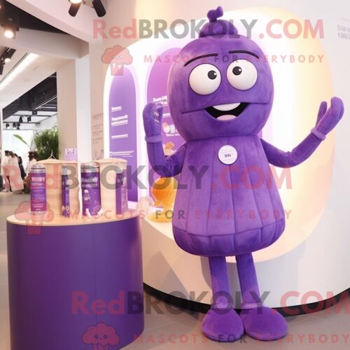 Mascotte Redbrokoly De Bougie Parfumée Violette Personnage Habillé Avec Une Robe Midi Et Des Montres