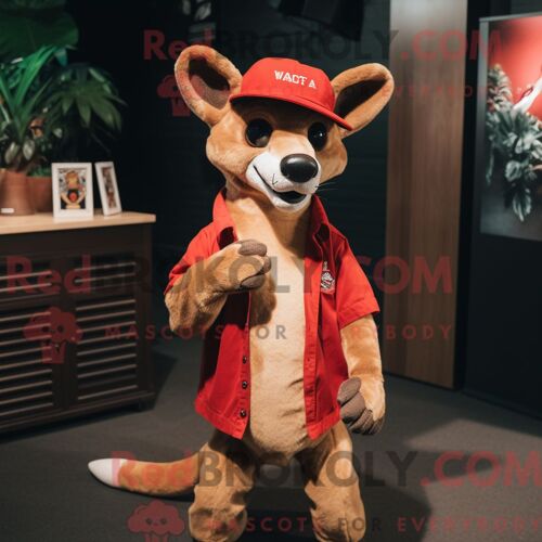 Personnage De Costume De Mascotte Redbrokoly De Coq Beige Habillé D Un T-Shirt De Baseball Et De Sacs Fourre-Tout