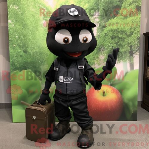 Mascotte Redbrokoly De Personnage De Pomme Noire Habillé Avec Un Pantalon Cargo Et Des Casquettes
