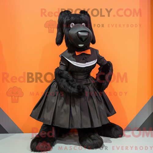 Costume Mascotte Redbrokoly De Shepard S Pie Noir Personnage Habillé Avec Une Jupe Plissée Et Des Ceintures