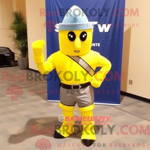 Costume De Mascotte Redbrokoly De Soldat Spartiate Jaune Citron Habillé D Une Chemise En Chambray Et De Pinces À Chaussures