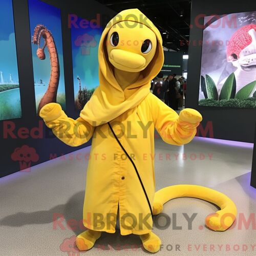 Costume De Mascotte Redbrokoly De Serpent Jaune Personnage Habillé D Un Imperméable Et D Épingles À Châle