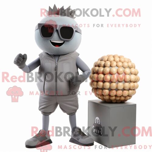 Mascotte Redbrokoly De Personnage De Grenade Grise Habillé Avec Un Jogging Et Des Lunettes De Soleil