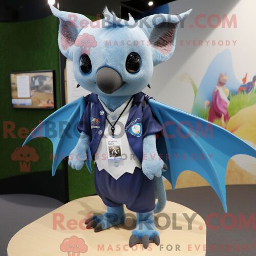 Costume De Mascotte Redbrokoly De Chauve-Souris Aux Fruits Bleus Habillé D Une Chemise Henley Et D Épinglettes