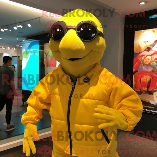 Costume Mascotte Redbrokoly De Tortue Jaune Personnage Habillé Avec Un Coupe-Vent Et Des Colliers