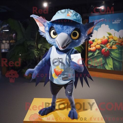 Costume De Mascotte Redbrokoly De Chauve-Souris Aux Fruits Bleus Habillé D Un Short De Course Et D Épingles À Chapeau