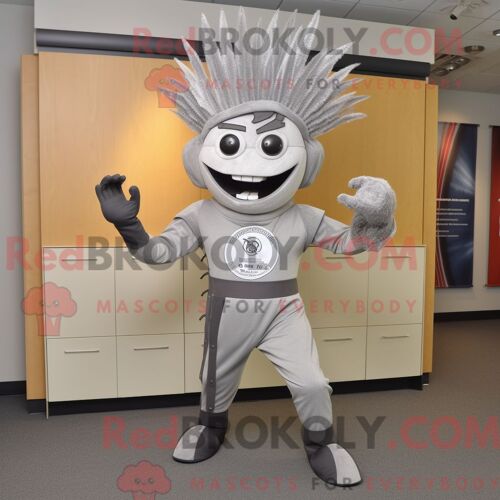 Personnage Mascotte Redbrokoly De Lanceur De Couteaux Gris Habillé Avec Un Pantalon Habillé Et Des Bandeaux