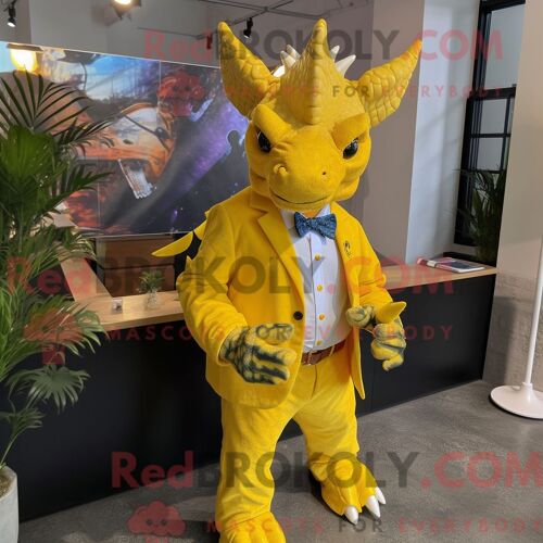 Costume Mascotte Redbrokoly De Triceratops Jaune Personnage Habillé D Un Blazer Et De Pinces À Cheveux