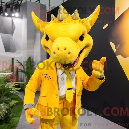 Costume Mascotte Redbrokoly De Triceratops Jaune Personnage Habillé D Un Blazer Et De Pinces À Cheveux