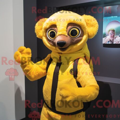 Costume Mascotte Redbrokoly De Lémurien Jaune Habillé D Un Col Roulé Et De Ceintures De Smoking