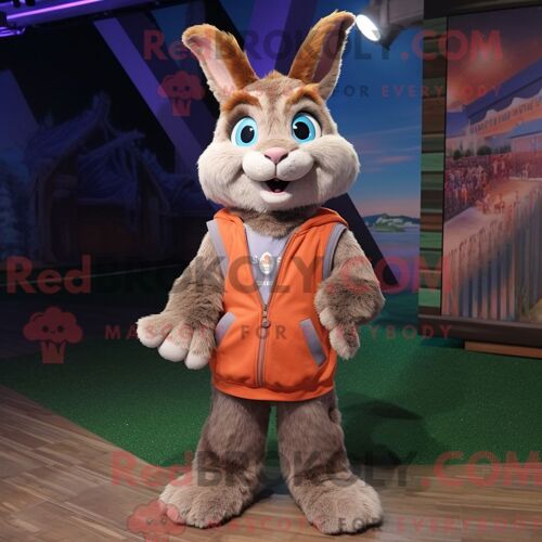 Costume De Mascotte Redbrokoly De Lapin Sauvage Habillé D Un T-Shirt À Col En V Et De Pinces À Chaussures