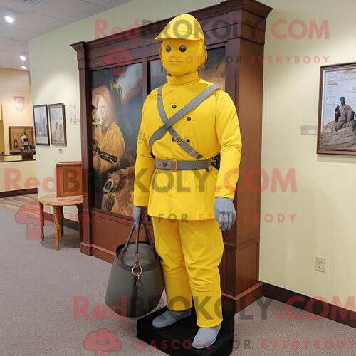 Mascotte Redbrokoly De Soldat Jaune De La Guerre Civile Personnage Habillé D Une Combinaison Et De Sacs Fourre-Tout