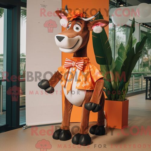 Costume Mascotte Redbrokoly D Okapi Orange Personnage Habillé D Un Bermuda Et De Noeuds Papillons