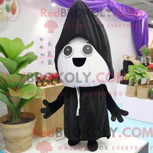 Costume Mascotte Redbrokoly De Radis Noir Personnage Habillé Avec Une Chemise En Popeline Et Des Châles