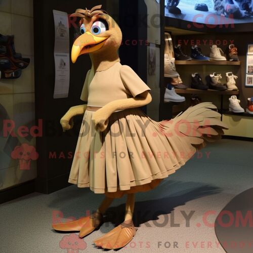 Costume De Mascotte Redbrokoly Tan Crow Habillé Avec Une Jupe Plissée Et Des Pinces À Chaussures