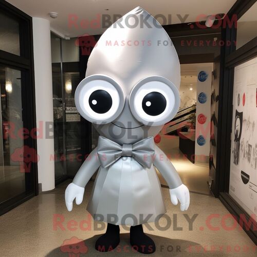 Costume De Mascotte Redbrokoly De Cyclope Argenté Personnage Habillé D Un T-Shirt Graphique Et De Noeuds Papillons