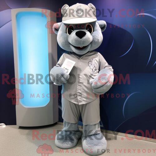 Personnage De Costume De Mascotte Redbrokoly Silver Ice Habillé Avec Un T-Shirt De Baseball Et Des Portefeuilles