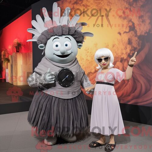 Costume Mascotte Redbrokoly De Paella Grise Personnage Habillé Avec Une Jupe Longue Et Des Montres Connectées