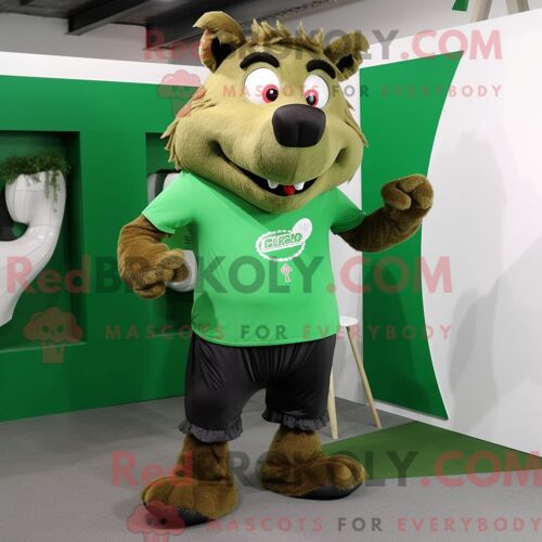 Costume Mascotte Redbrokoly De Sanglier Vert Habillé D Un T-Shirt À Col En V Et De Lacets De Chaussures