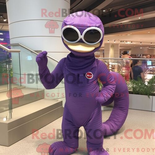 Costume Mascotte Redbrokoly De Serpent Violet Habillé D Un Maillot De Bain Une Pièce Et De Lunettes De Soleil