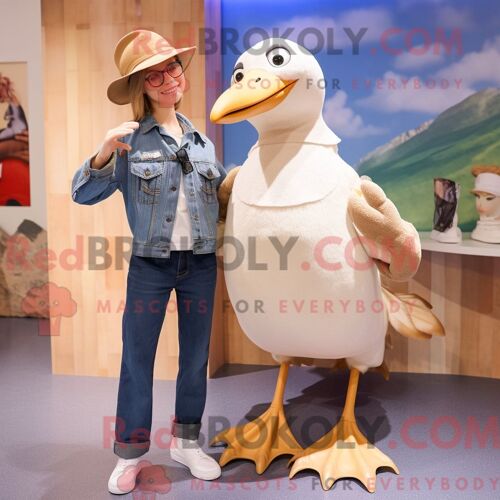 Costume De Mascotte Redbrokoly De Mouette Beige Habillé D Un Jean Boyfriend Et D Épinglettes