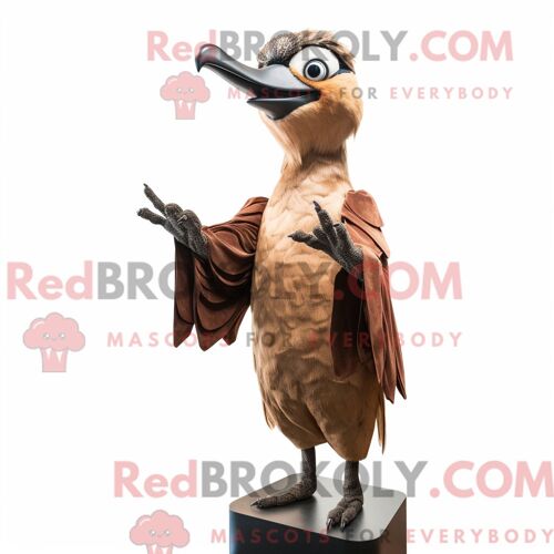 Costume De Mascotte Redbrokoly De Pic Brun Habillé Avec Une Robe De Soirée Et Des Gants