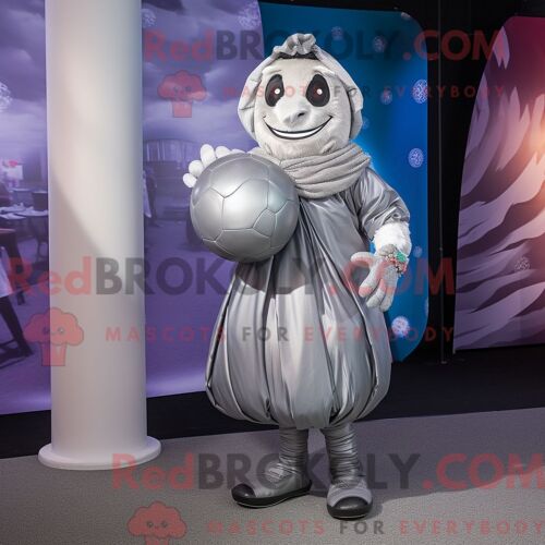 Costume De Mascotte Redbrokoly De Ballon De Rugby Argenté Personnage Habillé Avec Une Robe De Bal Et Des Foulards