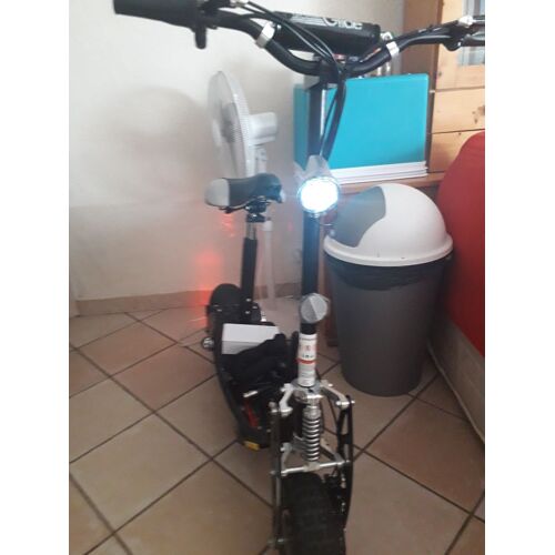 Ride 100 – Trottinette Électrique Moderne Avec Roues 10 Pouces Pour Plus De Stabilité