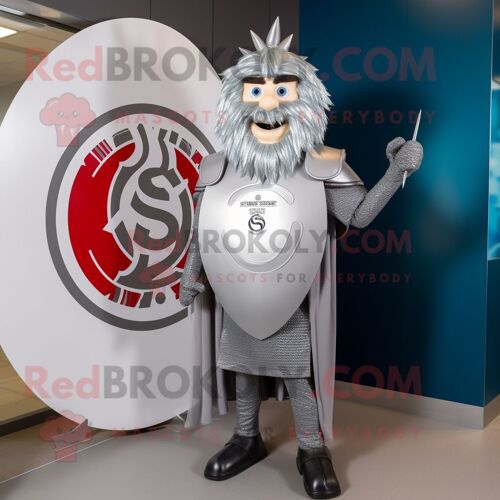 Personnage De Costume De Mascotte Redbrokoly Silver Celtic Shield Habillé D'un Costume Et D'épingles À Cheveux
