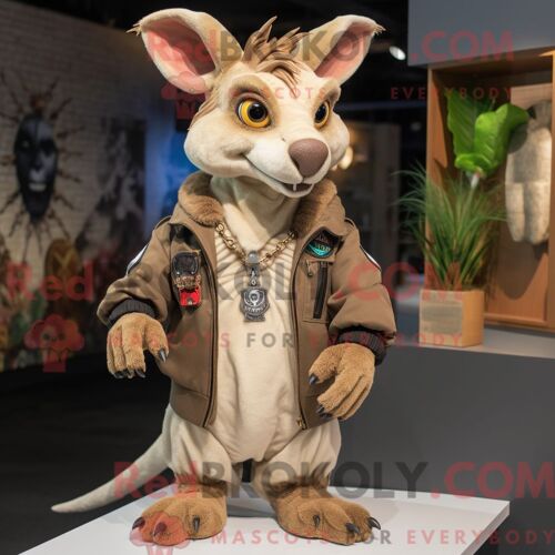 Costume Mascotte Redbrokoly De Chupacabra Beige Personnage Habillé Avec Un Blouson Aviateur Et Des Colliers
