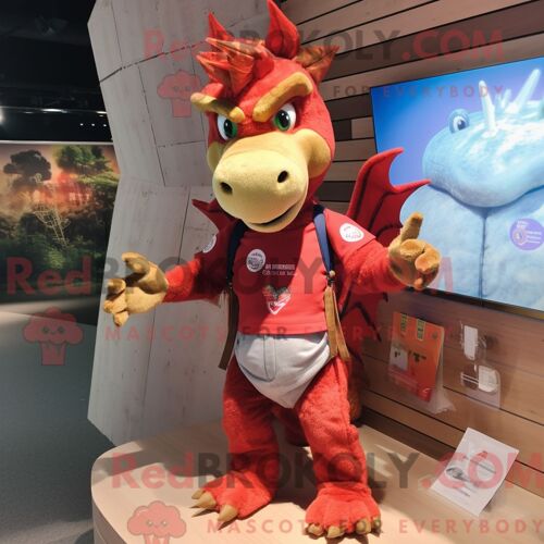 Costume De Mascotte Redbrokoly De Dragon Rouge Habillé D Un Short Cargo Et De Broches