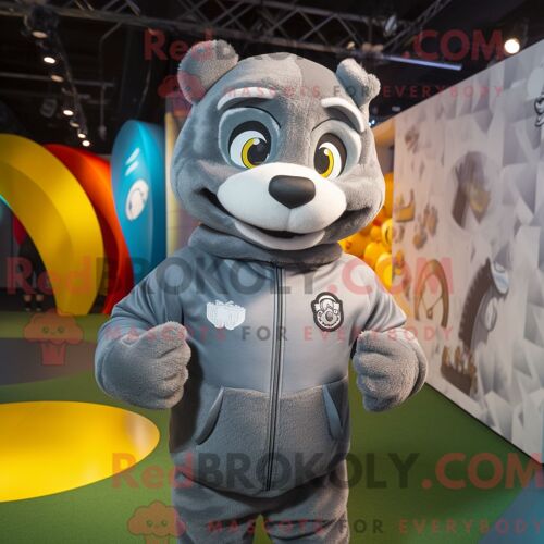 Costume De Mascotte Redbrokoly De Samouraï Marron Habillé D Un Short Cargo Et De Sacs À Dos