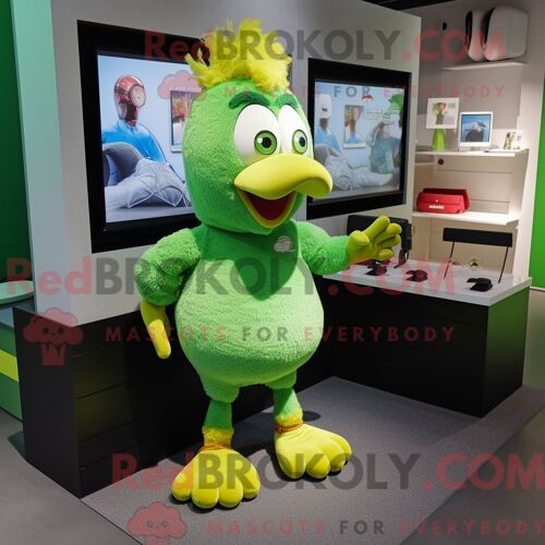 Personnage Mascotte Redbrokoly De Poulet Vert Habillé D Un Short De Course Et De Boutons De Manchette
