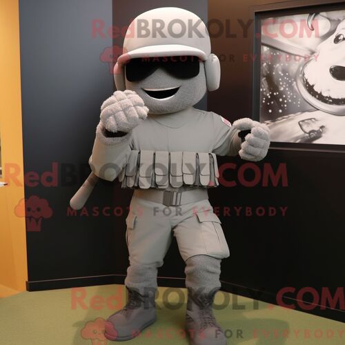 Costume Mascotte Redbrokoly Para Commando Gris Personnage Habillé Avec Un T-Shirt De Baseball Et Des Pinces À Cheveux