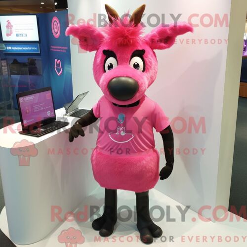 Costume De Mascotte Redbrokoly De Cerf Rose Habillé D Un Rash Guard Et De Pinces À Cheveux