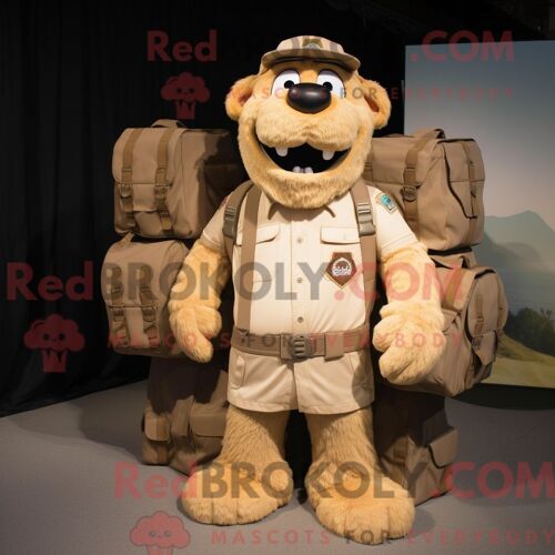 Mascotte Redbrokoly De Chef Beige Habillé Avec Un Short Cargo Et Des Besaces