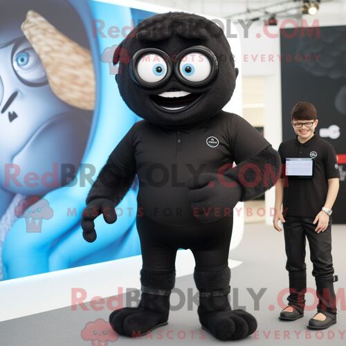 Mascotte Redbrokoly De Cyclope Noir Personnage Costumé Habillé D Un Polo Et De Montres Connectées