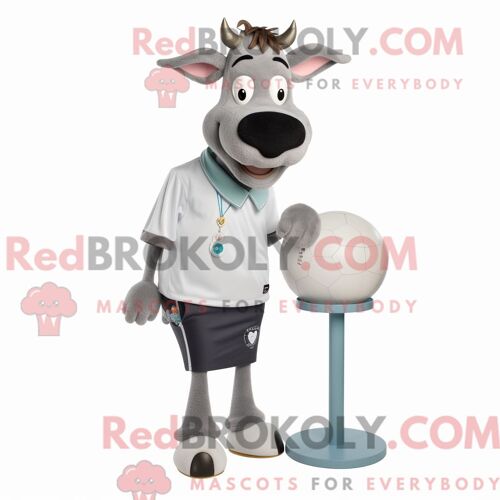 Costume Mascotte Redbrokoly De Vache En Jersey Gris Personnage Habillé Avec Un Bermuda Et Des Bagues
