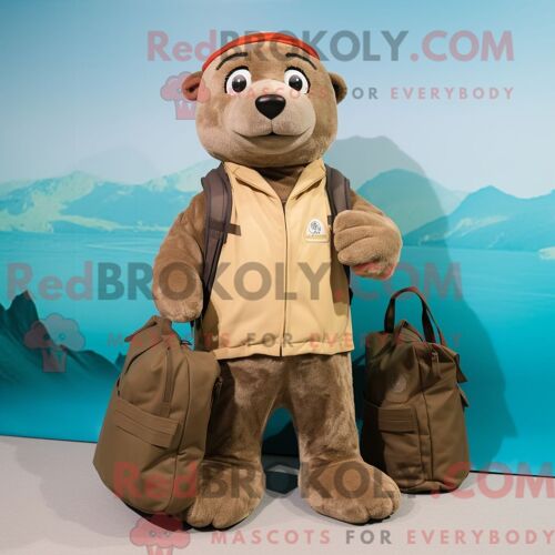 Costume Mascotte Redbrokoly De Pigeon Jaune Habillé D Un Coupe-Vent Et De Sacs À Dos