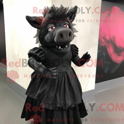Costume Mascotte Redbrokoly De Sanglier Noir Personnage Habillé Avec Une Robe De Soirée Et Des Bandeaux