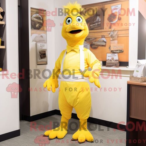 Personnage De Costume De Mascotte Redbrokoly De Poulet Au Beurre Jaune Habillé Avec Un Pantalon Habillé Et Des Bretelles