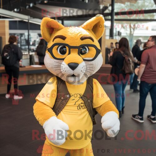 Personnage De Costume De Mascotte Redbrokoly De Bobcat Jaune Habillé Avec Un T-Shirt Graphique Et Des Lunettes